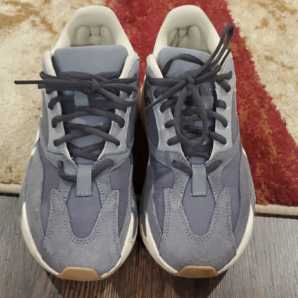 Boys Adidas Yeezy Gray and Orange Sneakers Sz 5 - Picture 4 of 7